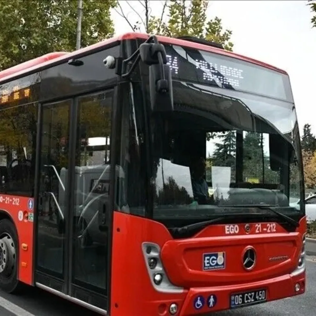 Ankara'da EGO otobüsü üst geçide çarptı: 24 yaralı