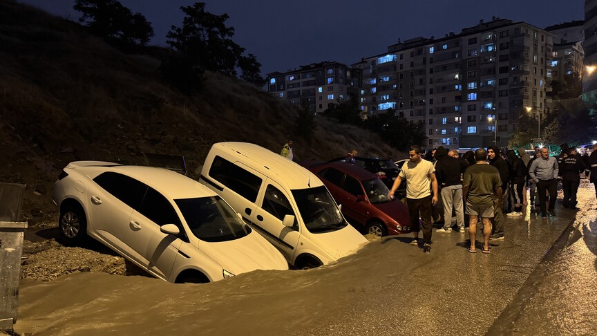 Ankara'da Gök Gürültülü Sağanak Trafiği Felç Etti