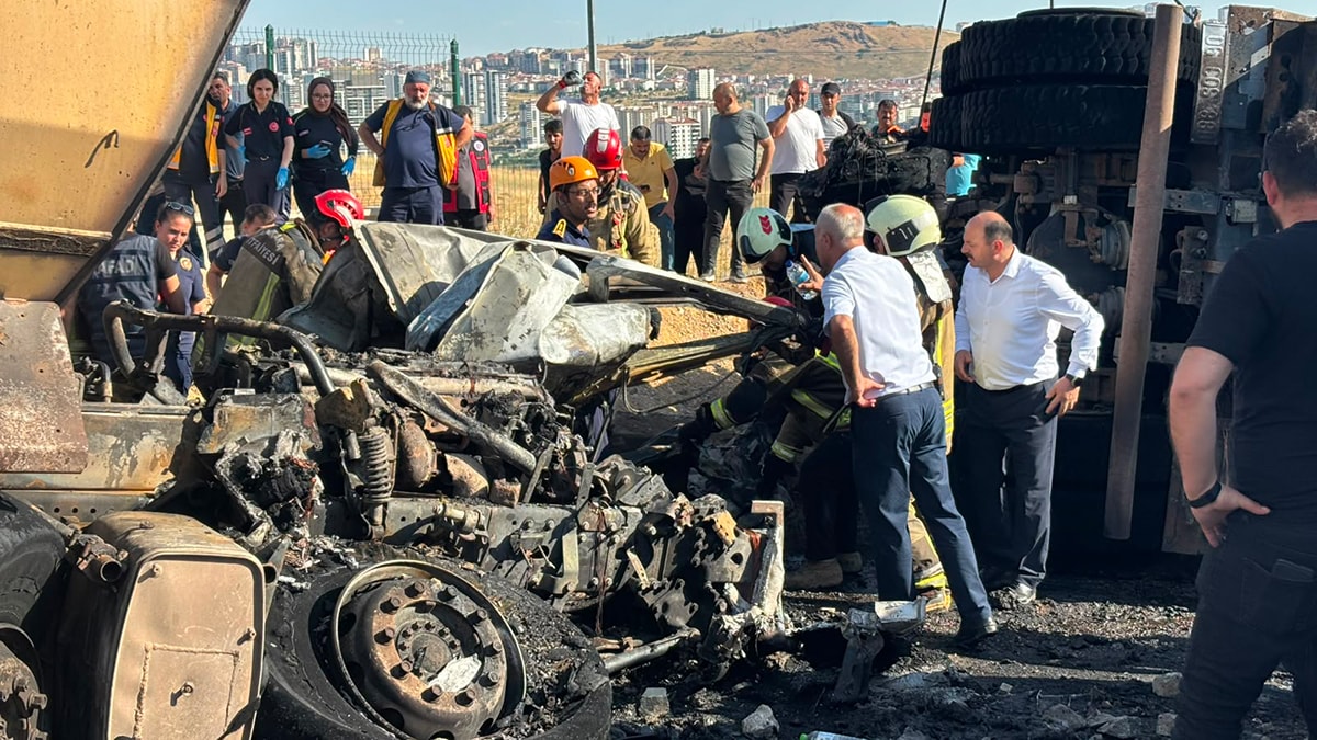 Ankara'da iki kamyon kafa kafaya çarpıştı: 2 işçi hayatını kaybetti
