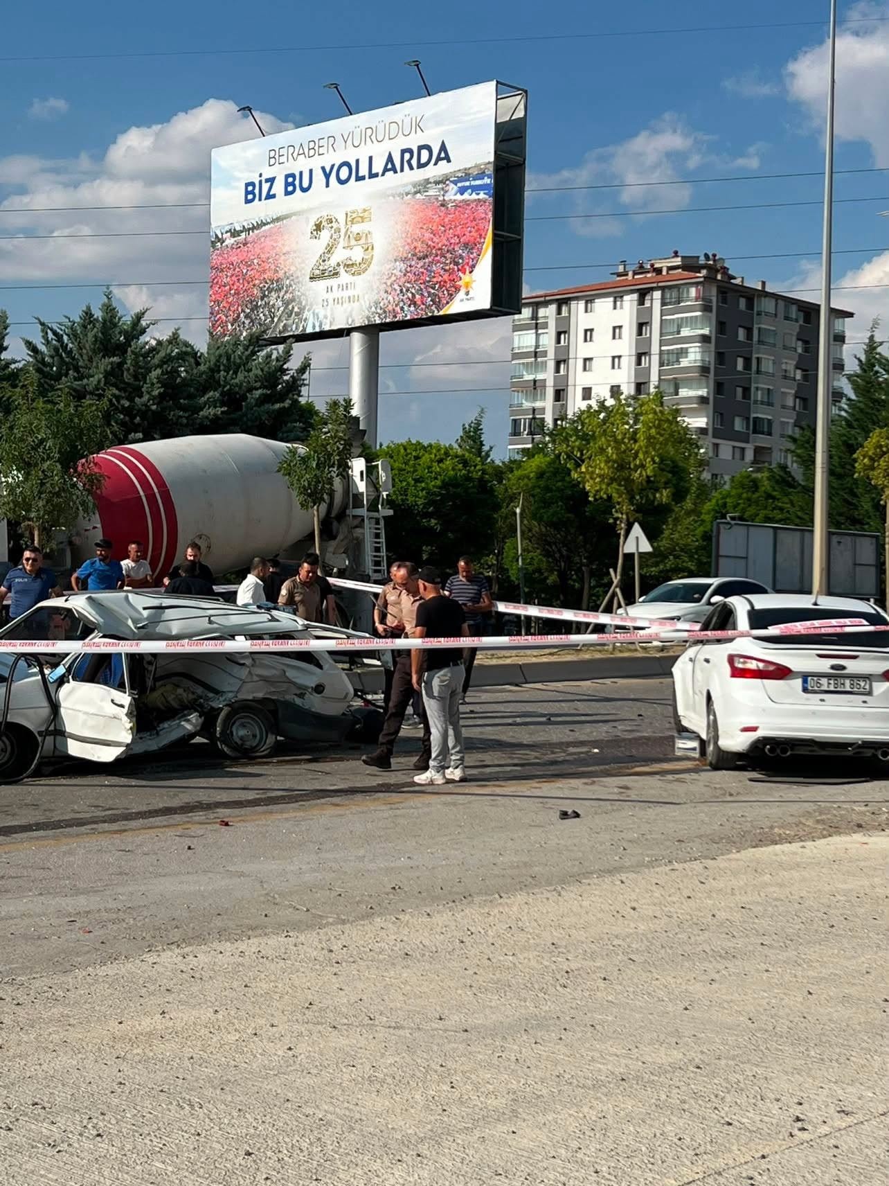 Ankara'da İki Otomobil Kafa Kafaya Çarpıştı: 1 Ölü, 2 Yaralı