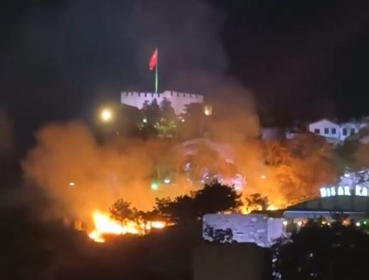 Ankara Kalesi çevresindeki yangın kontrol altına alındı