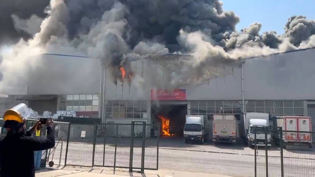 Ankara'da Kargo Deposunda Yangın Panik Yarattı, Kontrol Altına Alındı