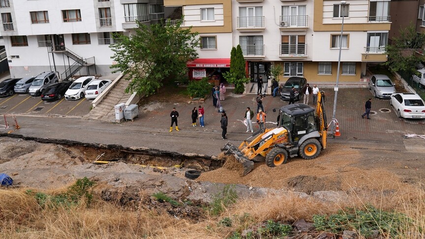 Ankara Keçiören'de Sel Çukuru Onarılıyor