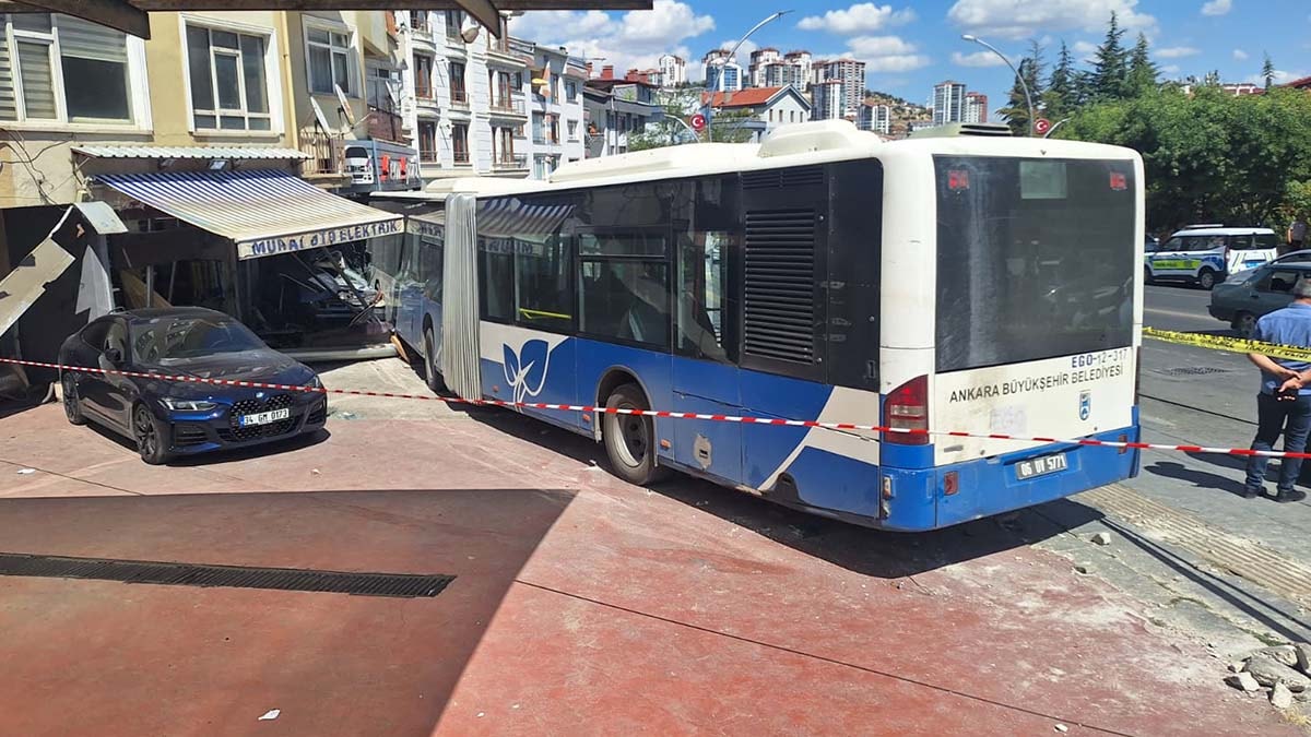 Ankara Mamak'ta belediye otobüsü iş yerine daldı: 7 yaralı