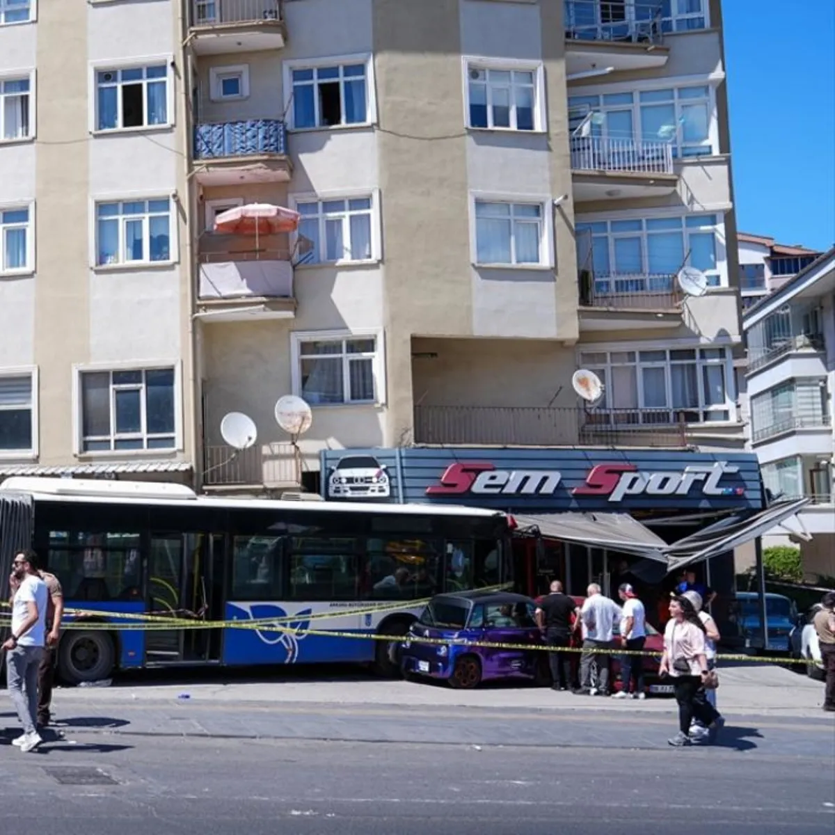Ankara Mamak'ta EGO otobüsü iş yerine çarptı: 5 yaralı