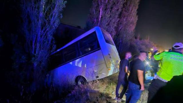 Ankara Mamak'ta Servis Minibüsü ile Otomobil Çarpıştı: 8 Yaralı