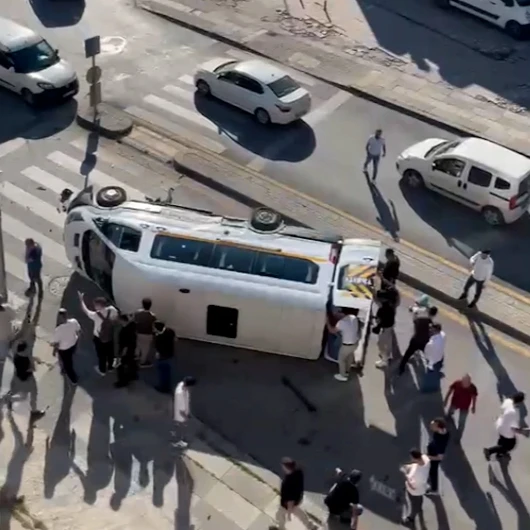Ankara'da Minibüs ve Otomobil Çarpışması: 3 Yaralı