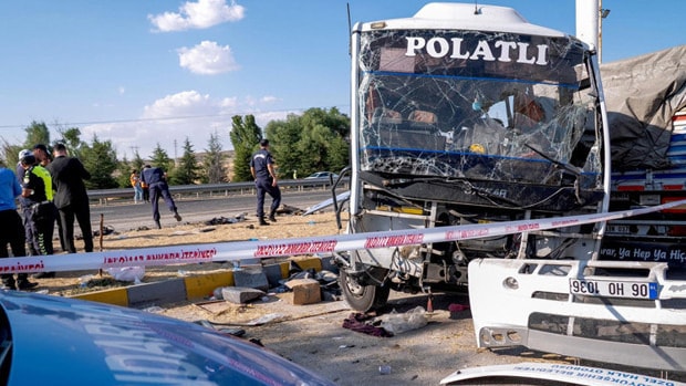 Ankara'da Feci Kaza: Otobüs ve Kamyon Çarpıştı, 2 Ölü 25 Yaralı