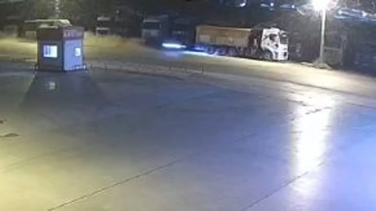 Ankara'da feci kaza: Park halindeki kamyona çarpan otomobilde 3 kişi can verdi