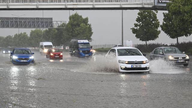 Ankara'da sağanak ve dolu hayatı felç etti: Su baskınlarına karşı uyarı