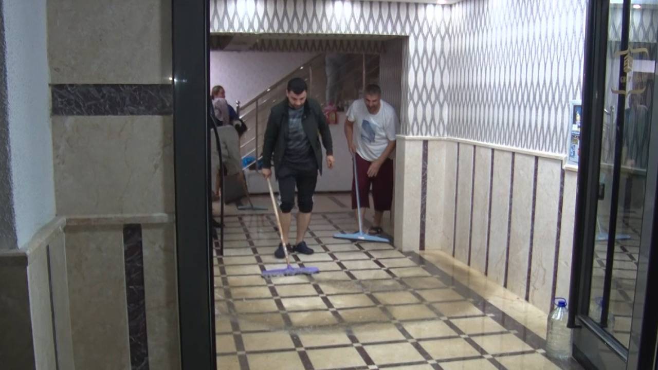 Ankara'da Sağanak Felç Etti: Kanalizasyon Taştı, Evleri Su Bastı