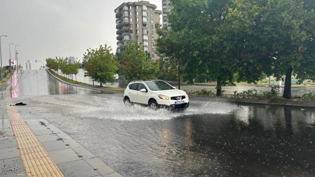 Ankara'da sağanak sabah trafiğini vurdu