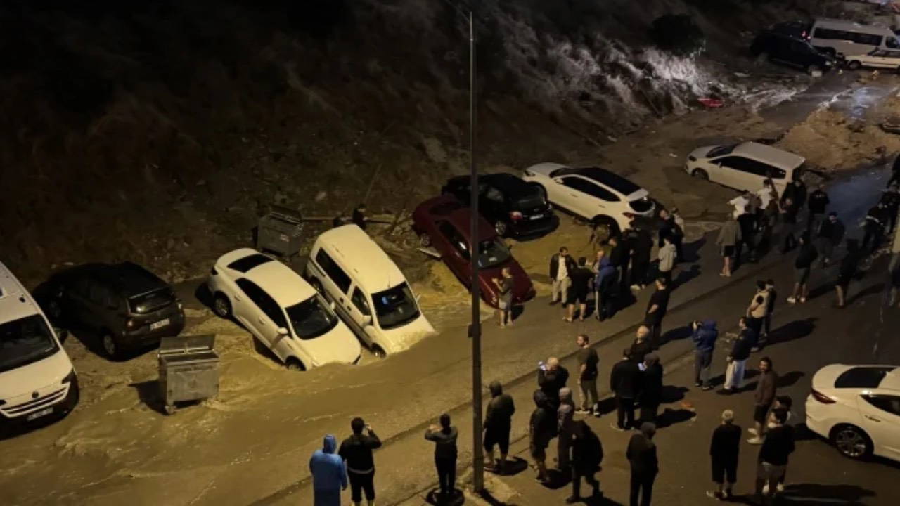 Ankara'da Sağanak Sonrası Yol Çöktü: Araçlar Hasar Gördü