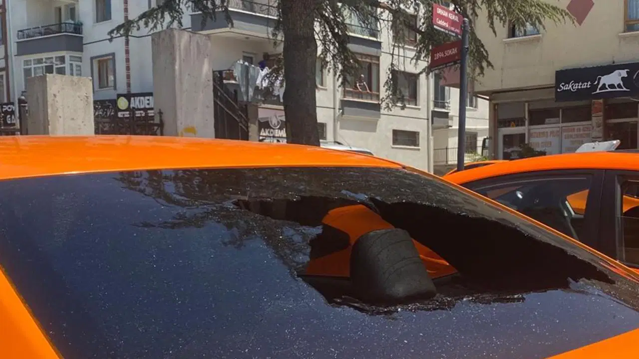 Ankara'da taksi durağına satırlı saldırı: 3 yaralı, 5 araç hasarlı