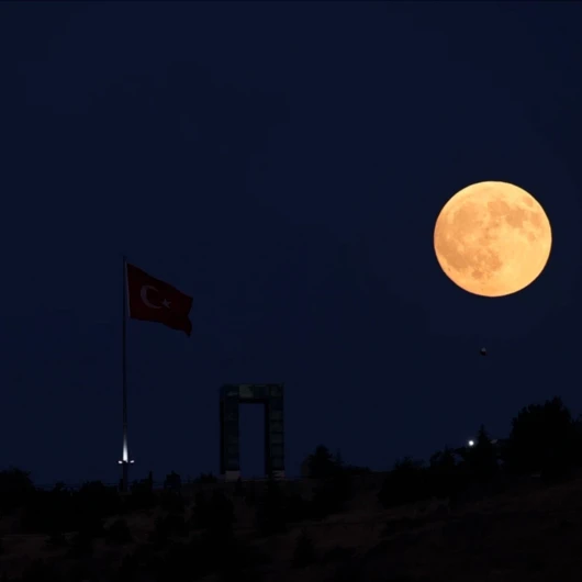 Ankara'da Dolunay ile Şehit Anıtı Kare Kare Ölümsüzleşti