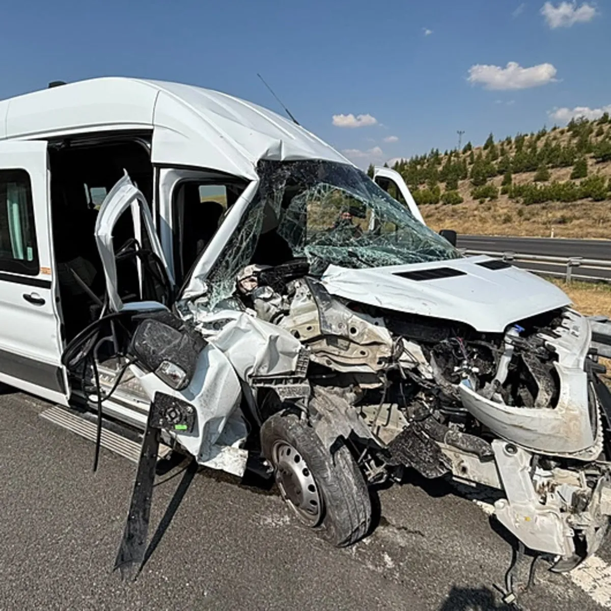 Ankara'da Feci Kaza: Servis Minibüsü TIR'a Çarptı, 1'i Ağır 7 Yaralı