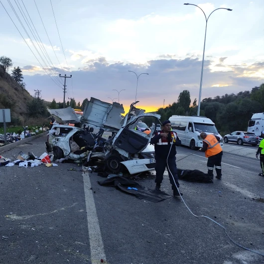 Ankara'da feci kaza: Takla atan otomobil karşı şeride geçti, 2 ölü