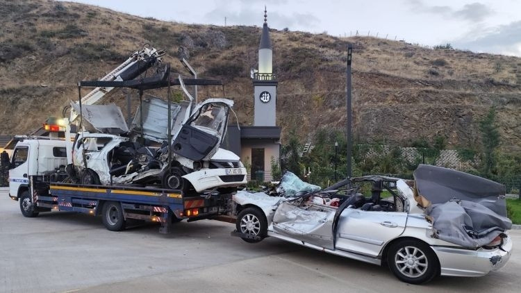 Ankara'da feci kaza: Takla atan otomobil karşı yönden gelen araçla çarpıştı, 2 ölü 2 yaralı