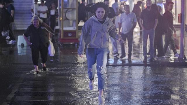 Ankara'da Gök Gürültülü Sağanak: Trafik Felç, Sokaklar Su Altında