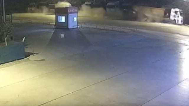 Ankara'da Kamyona Çarpan Otomobil Hurdaya Döndü: 3 Kişi Öldü, 1 Yaralı