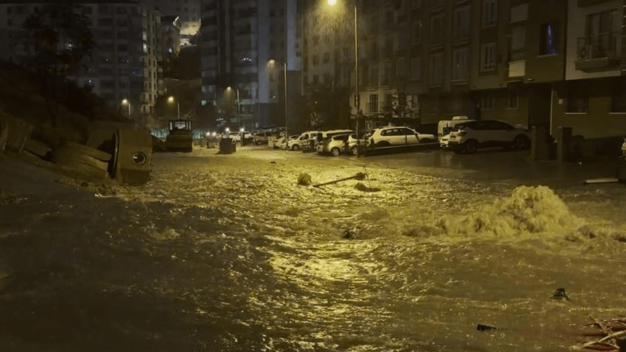 Ankara'da Sağanak Felaketi: Rögar Taştı, Evleri Su Bastı