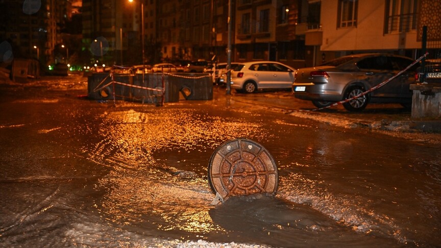Ankara'da Sağanak Felç Etti: Binaları Su Bastı