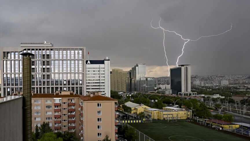Ankara'da sağanak hayatı felç etti
