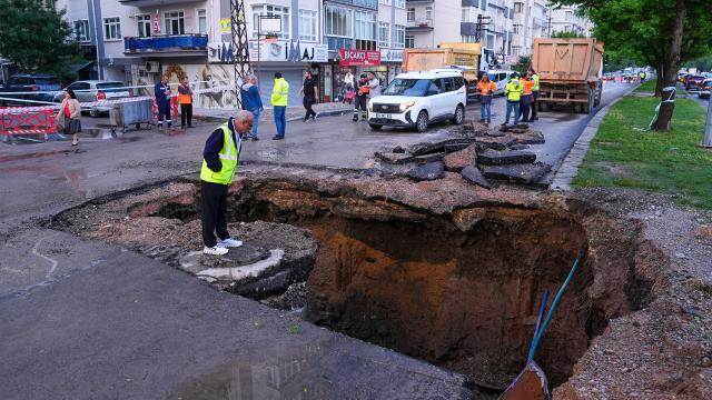 Ankara'da sağanak yol çökmesine neden oldu