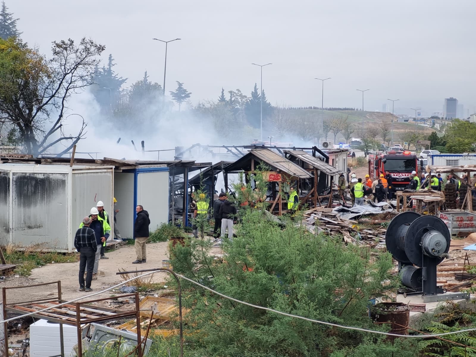 Ankara'da şantiyede yangın: İşçilerin kaldığı 5 konteyner kullanılamaz hale geldi