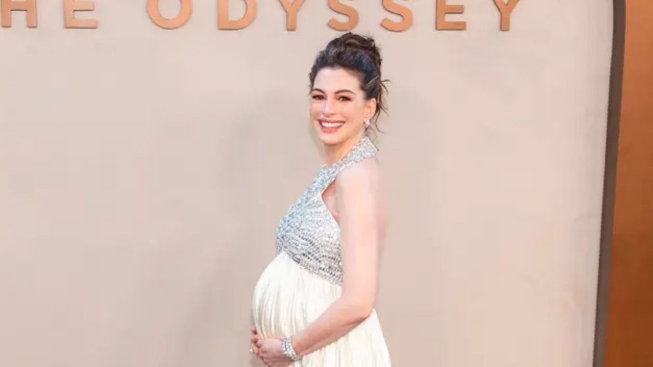 Anne Hathaway'in 43 Yaşında Hamilelik İtirafı: 'Kız Kardeşlerim, Güçlü ve Zarif Görünmek Zorunda Değilsiniz