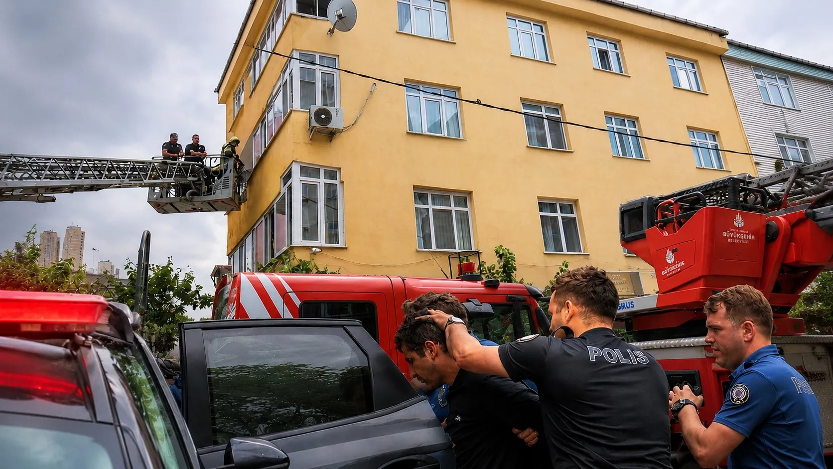 Annesini rehin aldı! İstanbul'da polisi alarma geçiren olay