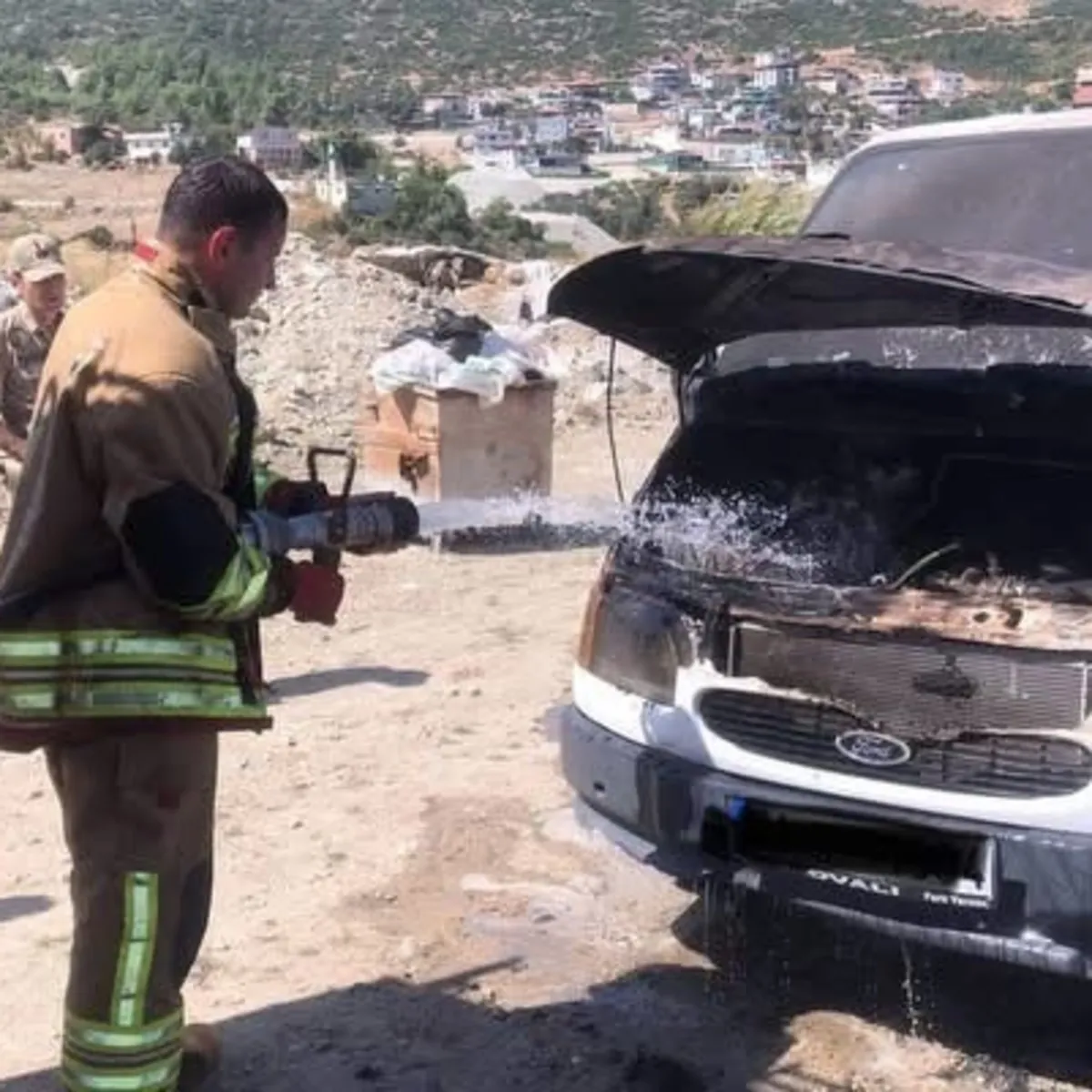 Antakya'da Seyir Halindeki Minibüs Alev Aldı: Yangın Kontrol Altında