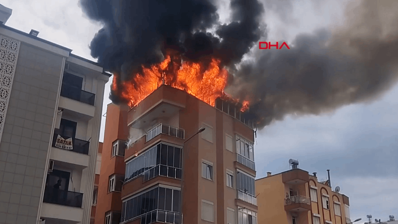 Antalya'da 5 Katlı Binanın Terasında Yangın: Tüm Kat Kül Oldu