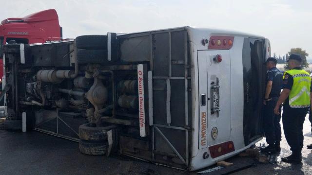 Antalya Aksu'da midibüs devrildi: 5 yaralı