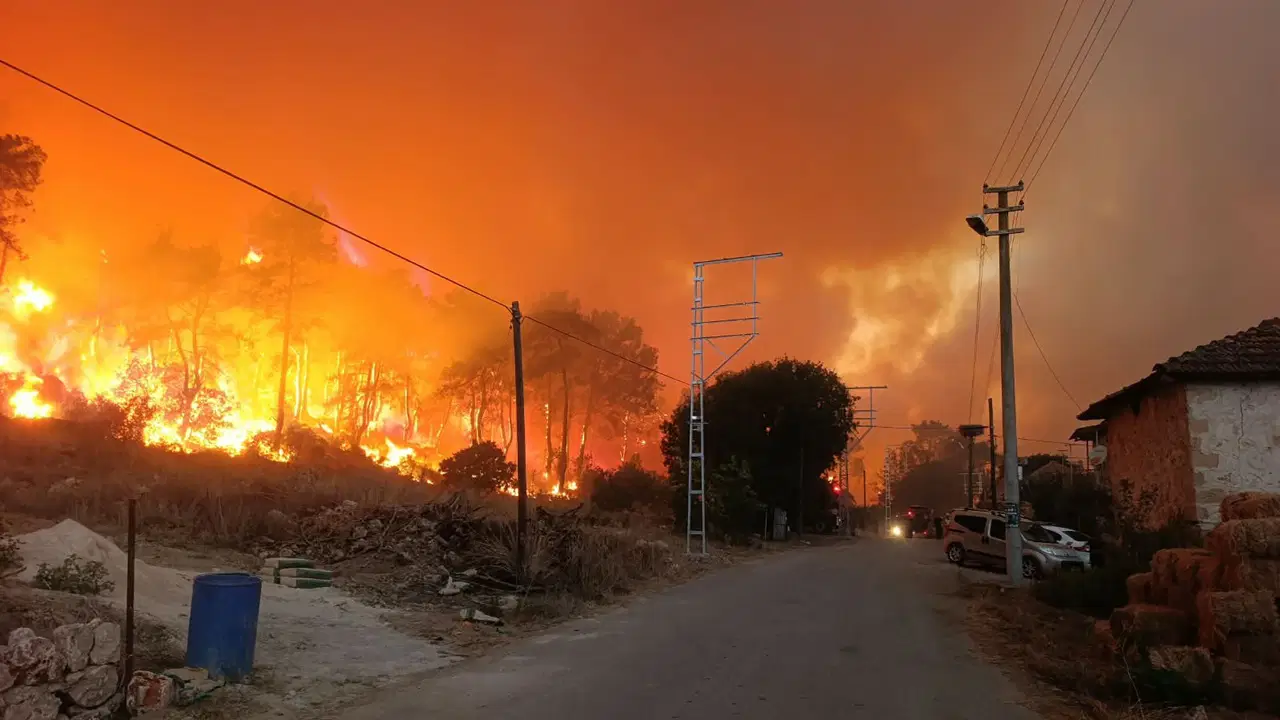 Antalya'da Orman Yangını: Evler Tahliye Edildi, 1 Ev Küle Döndü