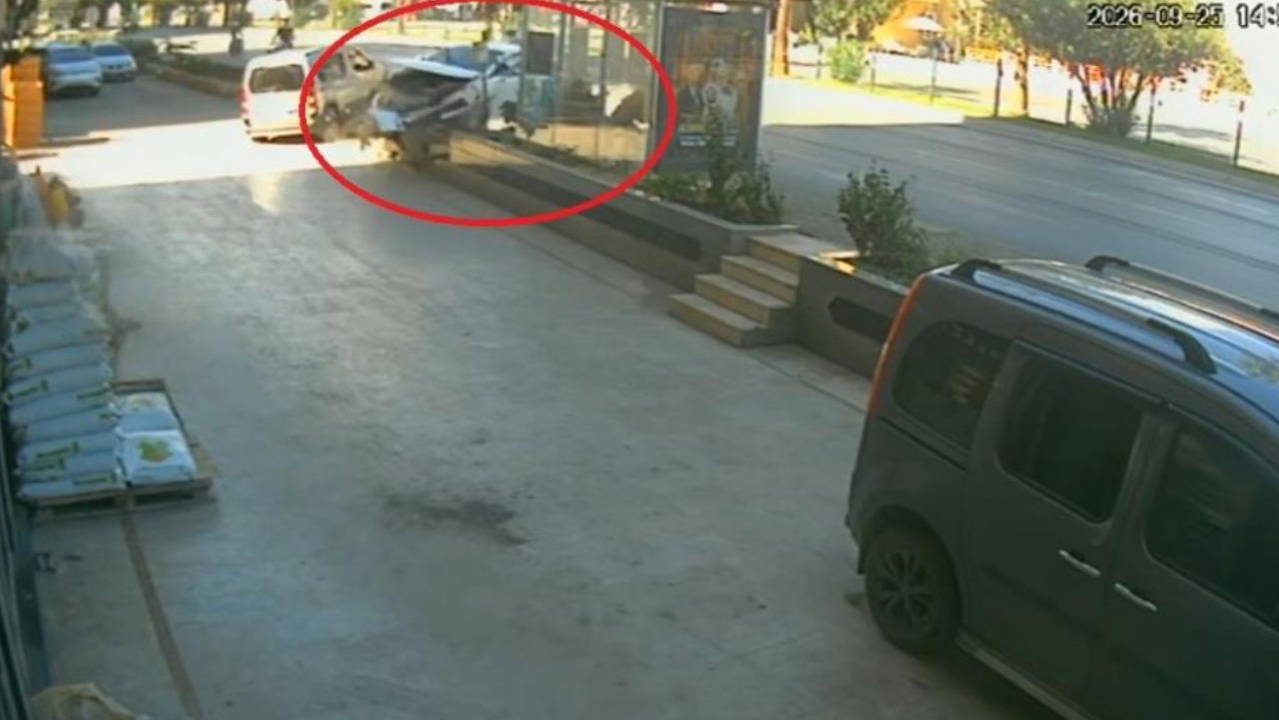 Antalya'da Feci Kaza: Otomobil Yayaya Çarptı, Durağa Daldı