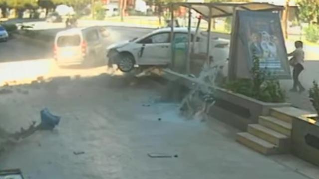 Antalya'da otomobil önce yayaya sonra otobüs durağına çarptı: 3 yaralı