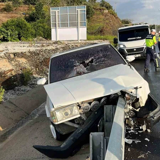 Antalya Alanya'da korkutan kaza: Otomobil bariyerlere ok gibi saplandı