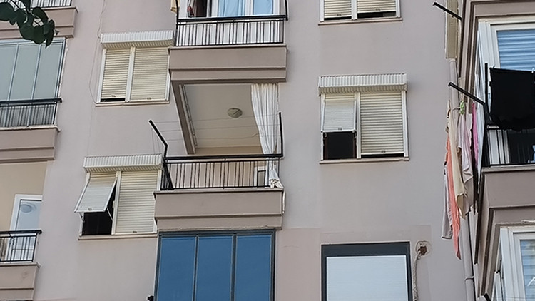 Antalya'da Anne ve Kızı Evlerinde Ölü Bulundu
