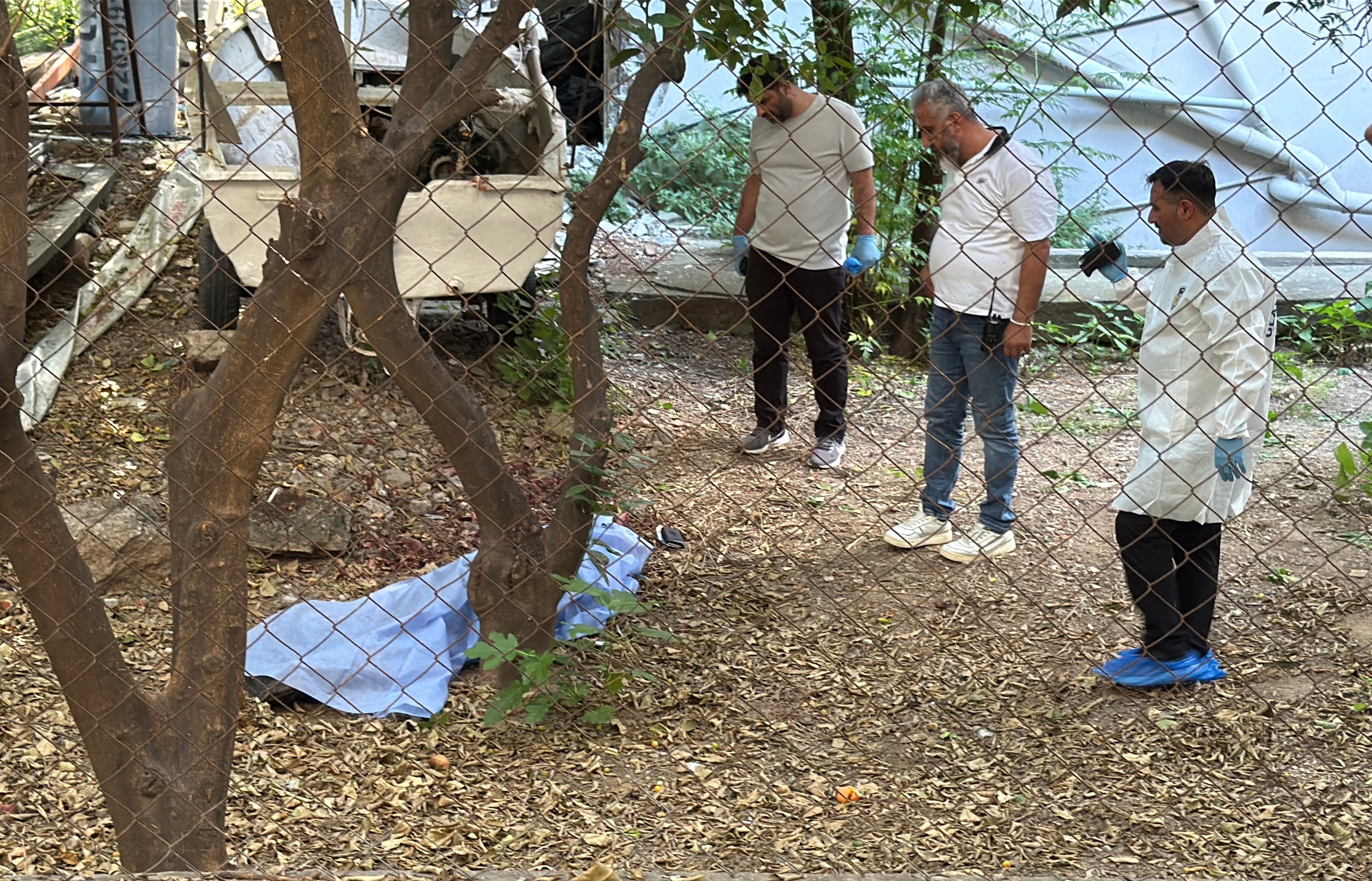 Antalya'da apartman bahçesinde kesiklerle ceset bulundu
