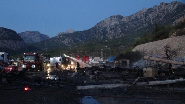 Antalya'da balıkçı barınağındaki yangında 20'den fazla tekne küle döndü
