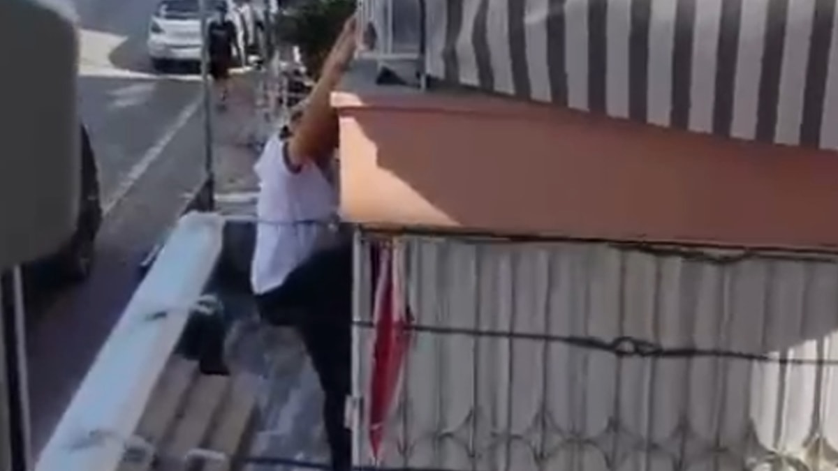 Antalya'da Balkonda Mahsur Kalan Kişiyi İtfaiye Kurtardı