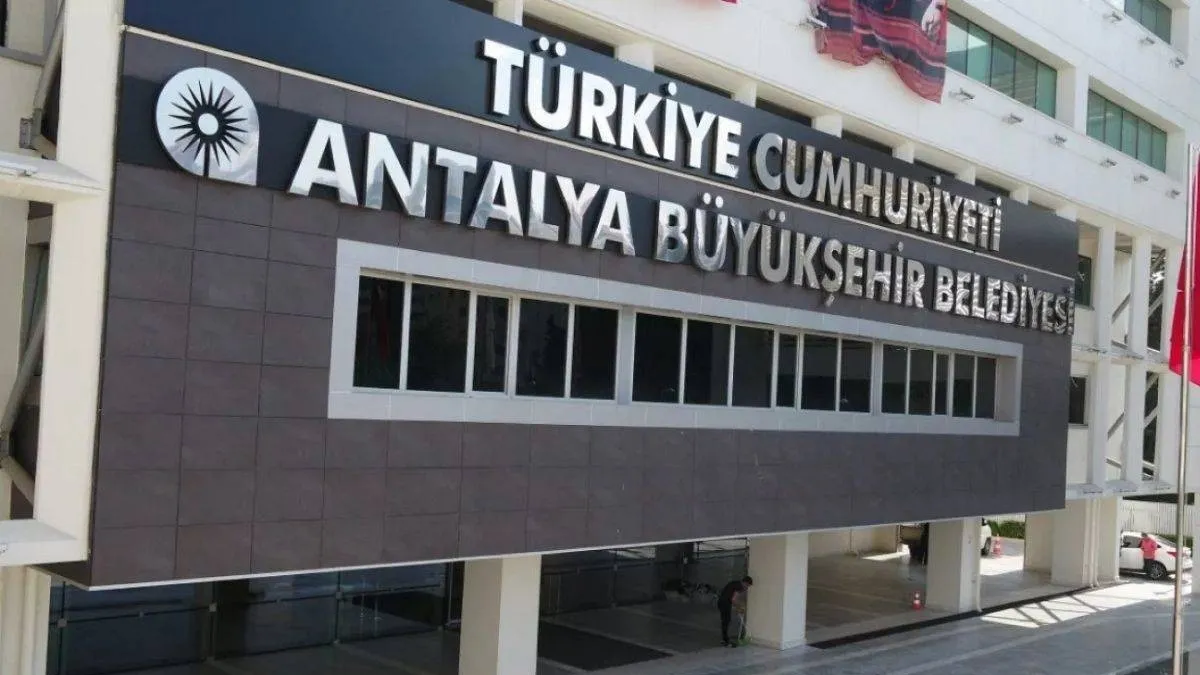 Antalya Büyükşehir’e sabah baskını: 3 gözaltı, 1 şüpheli aranıyor