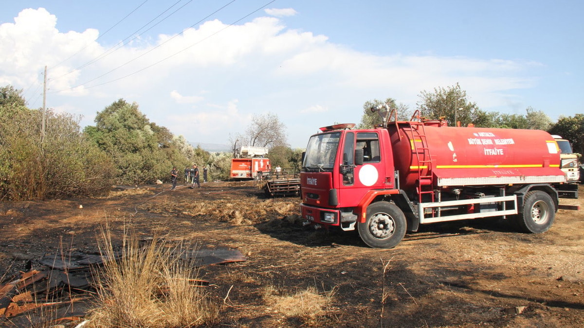 Antalya'da 4 Mahallede Otluk Yangını: Ekipler Hızla Müdahale Etti