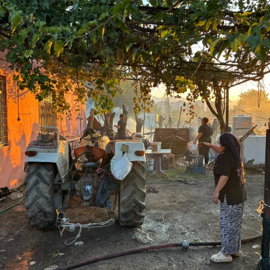 Antalya'da Ağaçlık Yangını Evlere ve Seralara Sıçradı: 2 Ev Tamamen Yandı