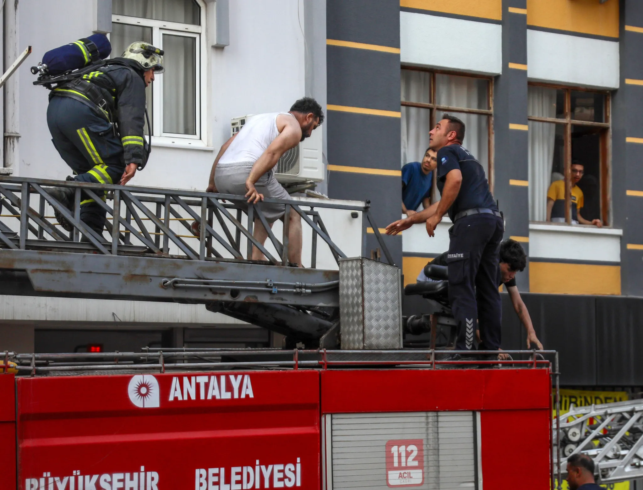 Antalya'da yangın dehşeti: Korkuluğa tutunup yardım beklediler! İtfaiye son anda yetişti