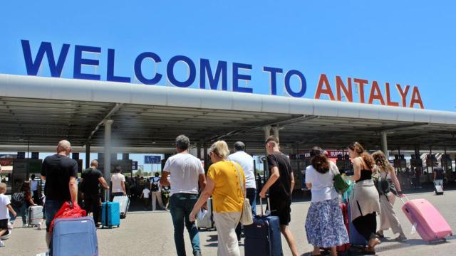 Antalya Havalimanı'nda 5 ayda 9 milyonu aşan yolcu trafiği