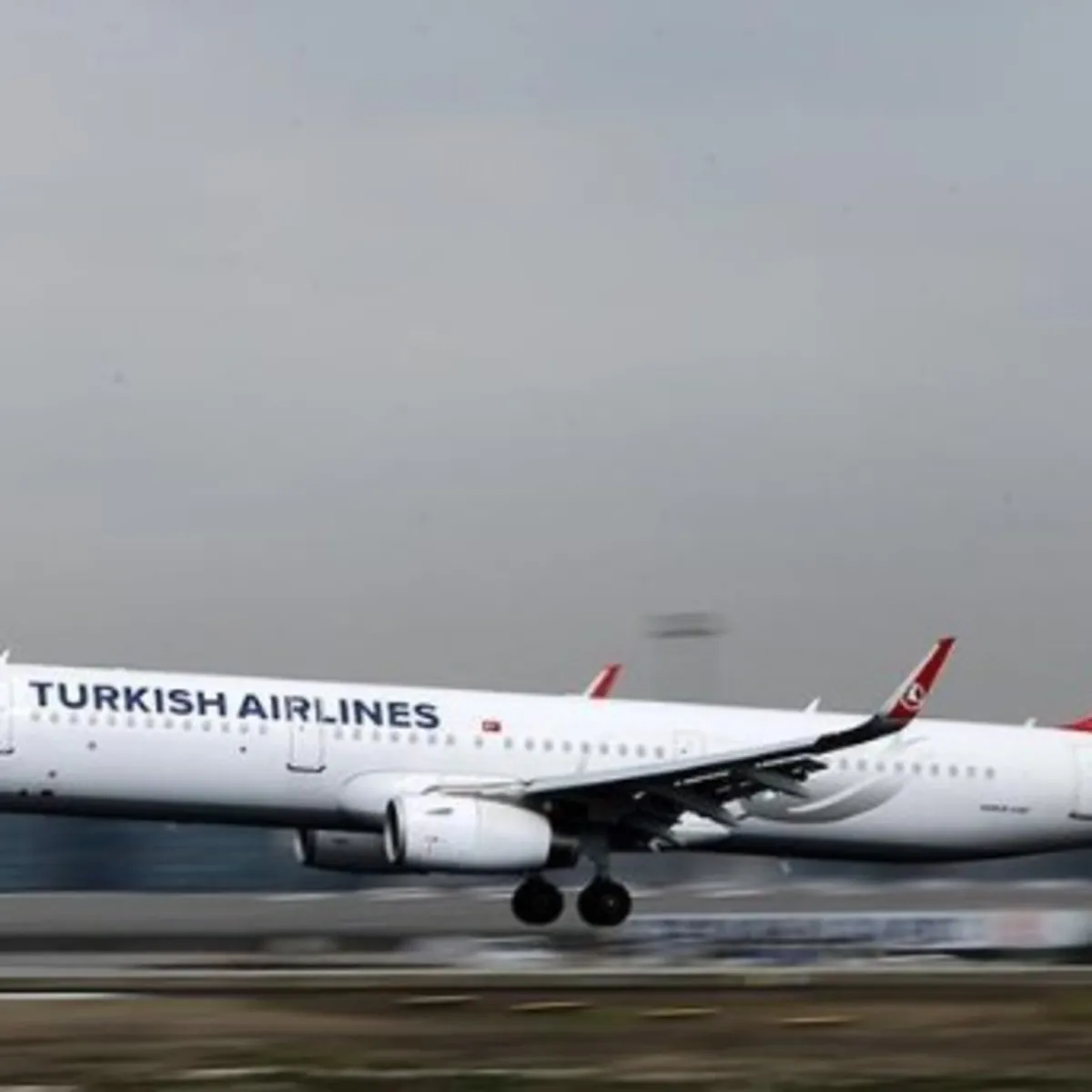 Antalya Havalimanı'nda THY uçağının kanadı anten direğine çarptı