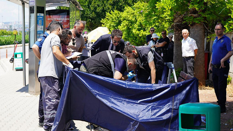 Antalya'da İfade İçin Geldiği Adliyeden Çıkan Adam Durakta Ölü Bulundu