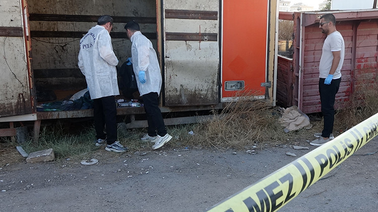 Antalya'da Kamyon Kasasında Yaşayan Adam Ölü Bulundu